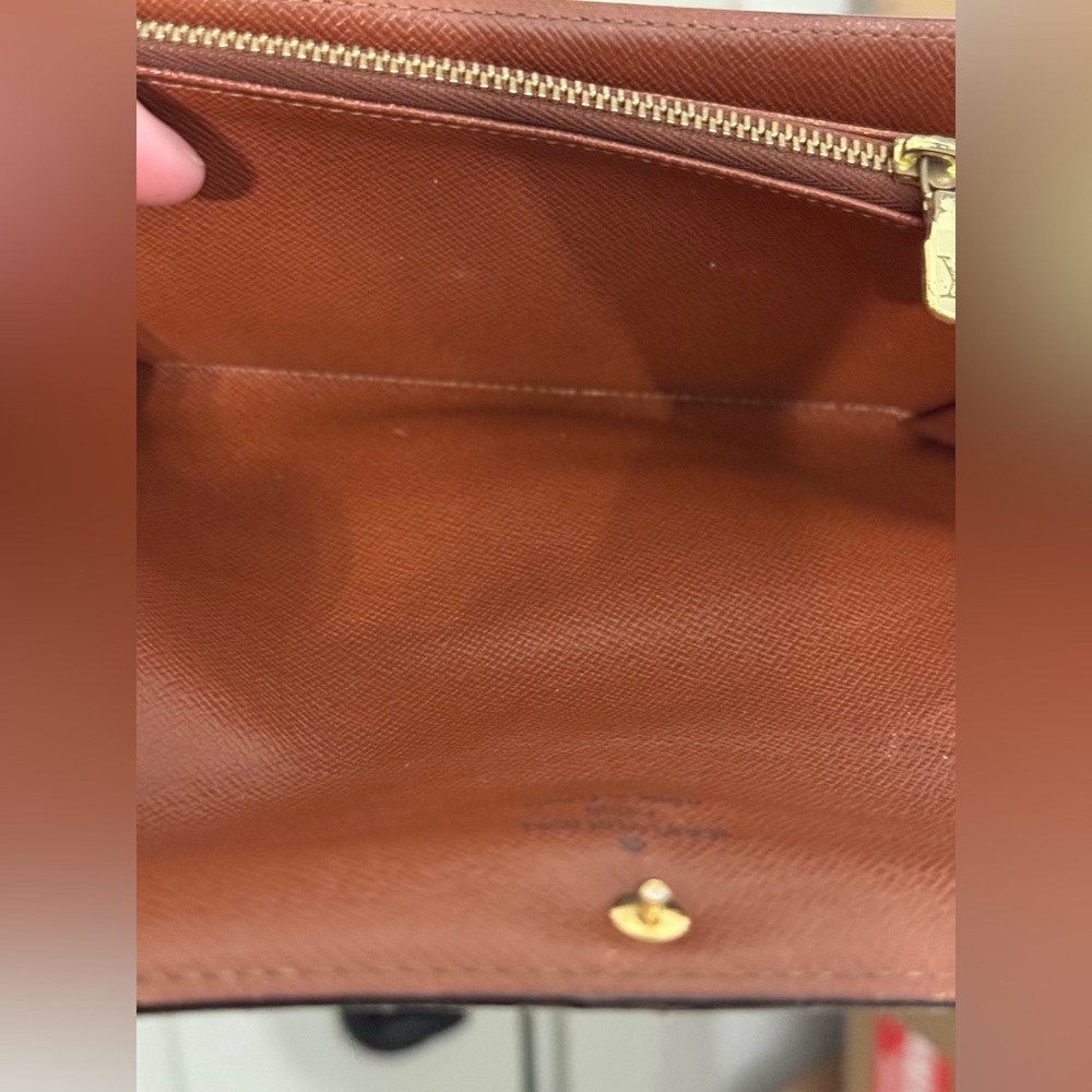 Louis Vuitton Monogram Sarah Wallet - Picture 4 of 11